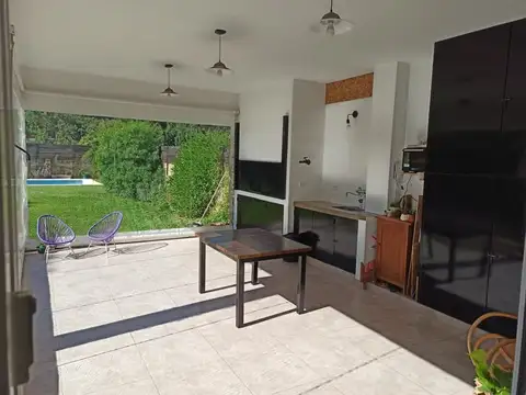 Casa 4 ambientes con 2 baños
