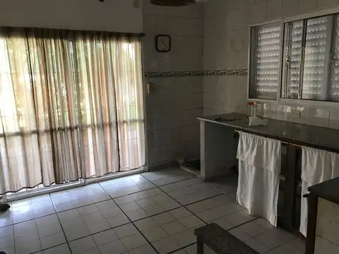 CASA 2 DORM. 1 BAÑO - QUINCHO - PARRILLA - LOBOS CENTRO