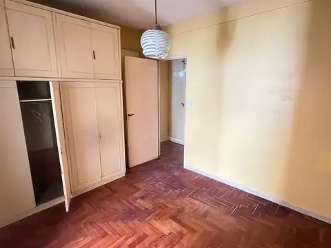 Castro Barros 100, Piso 1