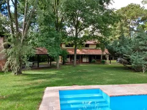 Casa en venta - 3 Dormitorios 2 Baños - Cocheras - 3.000Mts2 - Campana