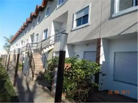 Departamento 2ambientes impecables con patio y cochera