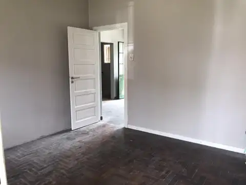 Casa con terreno y pileta en Banfield