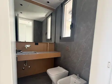 Casa 9 ambientes con 5 baños