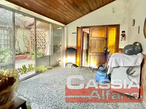Casa 6 ambientes con 2 baños