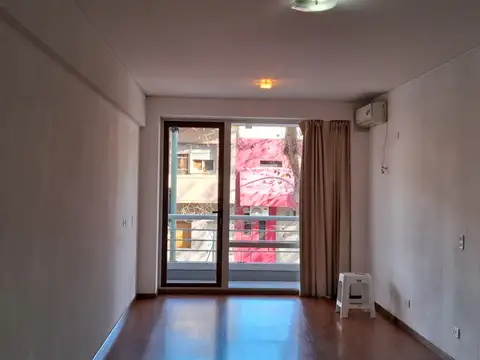 Excelente monoambiente al frente con balcón.