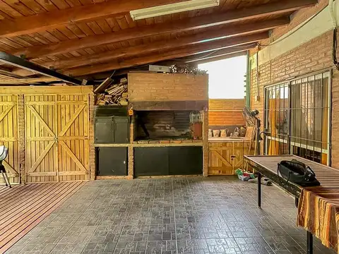 Casa 5 ambientes con 2 baños