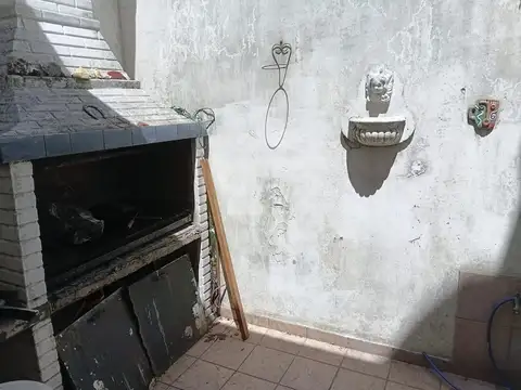 CASA DE 4  AMBIENES, CON GARAGE