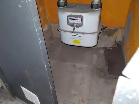 LOCAL  AMPLIO  - APTO TODO RUBRO - A  MEDIA CUADRA DE LA 9 DE JULIO