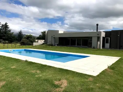 Casa en Los Reartes, Barrio Punto Claro, 5 ambientes. 2.000 metros totales, 220 m2 cubiertos.