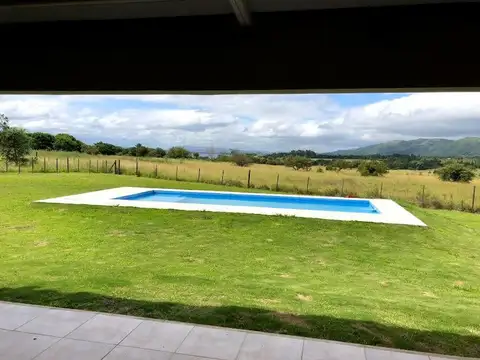 Casa en Los Reartes, Barrio Punto Claro, 5 ambientes. 2.000 metros totales, 220 m2 cubiertos.