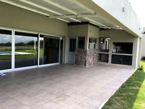 Casa 5 ambientes con 4 baños