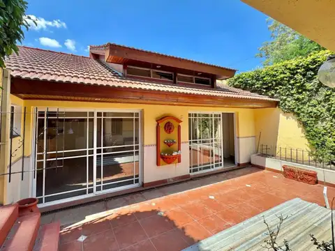 CASA DE 3 AMBIENTES CON COCHERA EN VILLA LUGANO