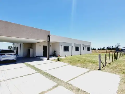 Poblet esq Petrona Quiroga 100