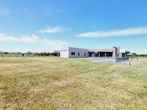 CASA QUINTA VENTA LA PLATA PILETA-PERMUTA-OPORTUNI