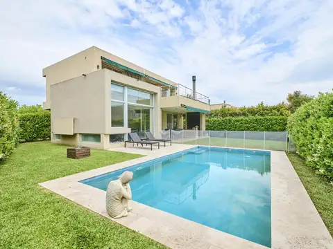 Casa 4 ambientes con 3 baños