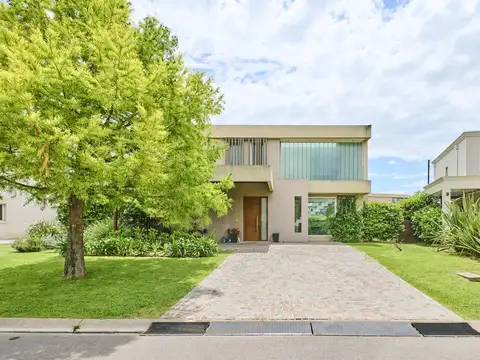 Casa en Alquiler con 2 cocheras