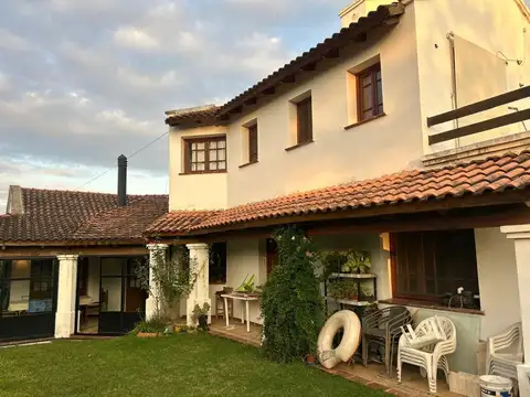 Casa 10 ambientes con 3 baños