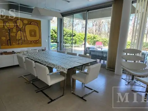 Casa 6 ambientes con 4 baños