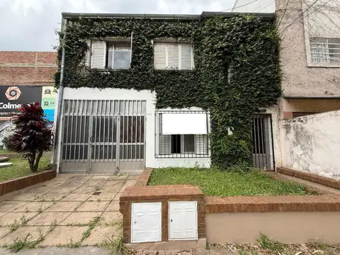 SE VENDE DEPTO PB 2 DORM CON COCHERA Y PATIO SECO