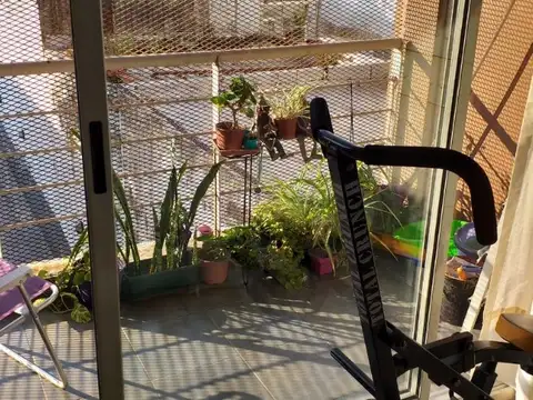 SUP. CUB. 40 M2, SUP TOTAL 43 M2. IMPECABLE ESTADO, MUY LUMINOSO. AL CFTE CON BALCÓN. CUENTA CON UN AMPLIO PLACARD. LA COCINA ES INCORPORADA Y TIENE M