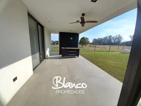 Casa 6 ambientes con 4 baños