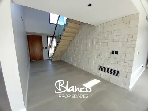 Casa en Venta con 3 cocheras