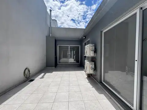 4 AMBIENTES CON TRES BAÑOS Y PATIO.