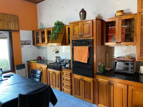 Casa 9 ambientes con 3 baños