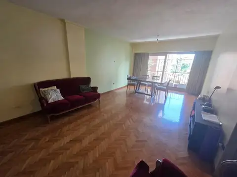 Departamento de 4 ambientes mas escritorio con 2 cocheras