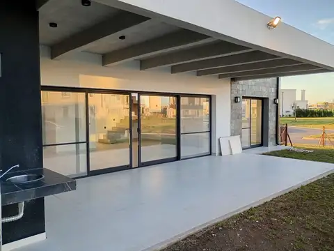 Casa 7 ambientes con 3 baños