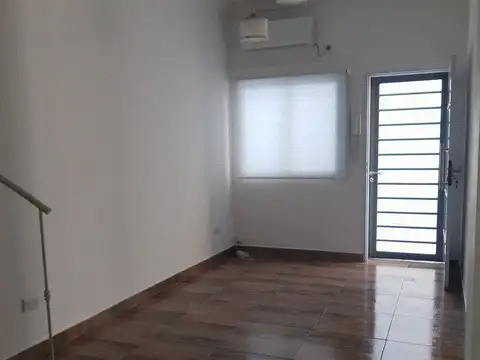 SE ALQUILA HERMOSO PH AL FTE. DE 3 AMB Y MEDIO EN 2 PLANTAS EN VILLA ADELINA.