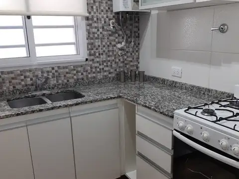 SE ALQUILA HERMOSO PH AL FTE. DE 3 AMB Y MEDIO EN 2 PLANTAS EN VILLA ADELINA.