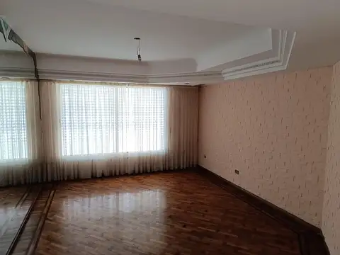 Casa en Alquiler con 2 cocheras