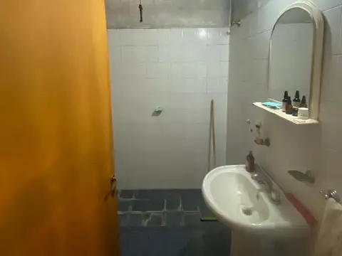 Casa 6 ambientes con 1 baño