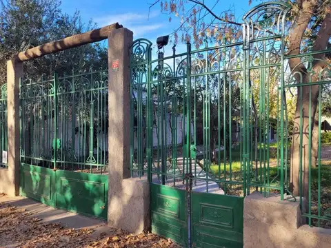 VENTA CASA Y LOTE 900 MTS. BARRIO STA. ANA GLLEN.