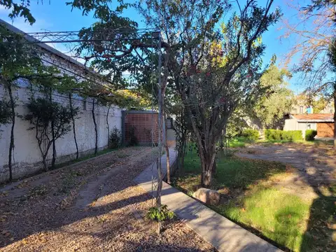 VENTA CASA Y LOTE 900 MTS. BARRIO STA. ANA GLLEN.