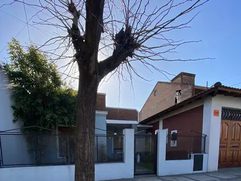 Casa 3 amb con garage pasante, quincho y pileta