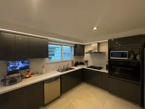 CASA PH DE CINCO AMBIENTES A LA VENTA.