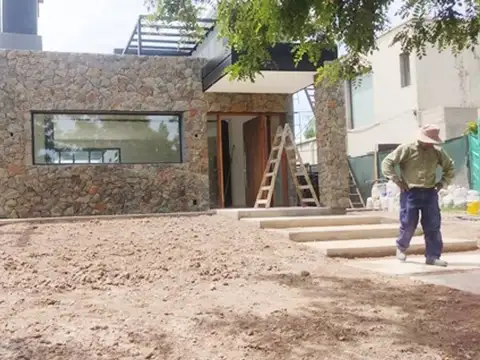 Casa 3 dormitorios 2 baños cochera doble cerrada