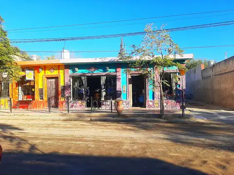 ALOJA - Vendo 2 locales comerciales con 2 casas a los costados en zona centro San Marcos Sierras.