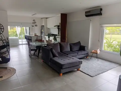 Casa en Alquiler con 2 cocheras