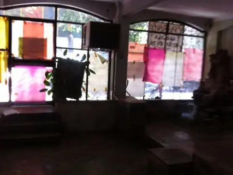 MUY BUEN LOCAL 6 MTS FRENTE TOTAL EN UNA PLANTA 93 M2 , 2 BAÑOS