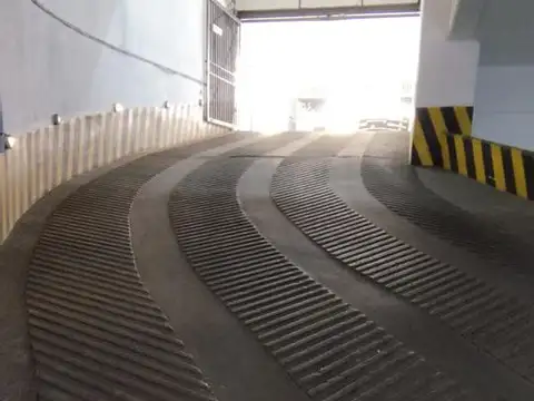 Cochera Centrica Oportunidad. Maipu 800. Galeria del Paseo