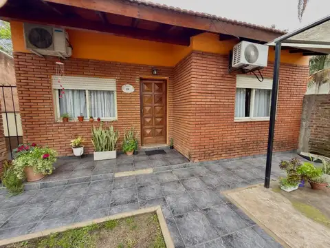 CASA en VENTA EN MERLO CON PATIO COCHERA Y DPTO