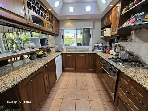 Casa 5 ambientes con 3 baños