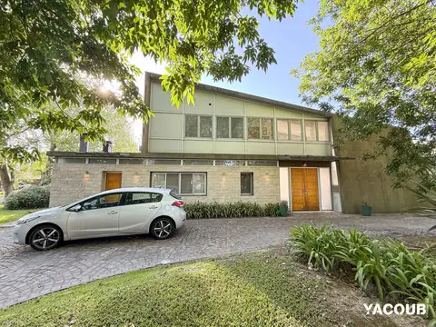 Casa en venta - 4 Dormitorios 4 Baños - 1.400Mts2 - La Plata- Gran Bell.