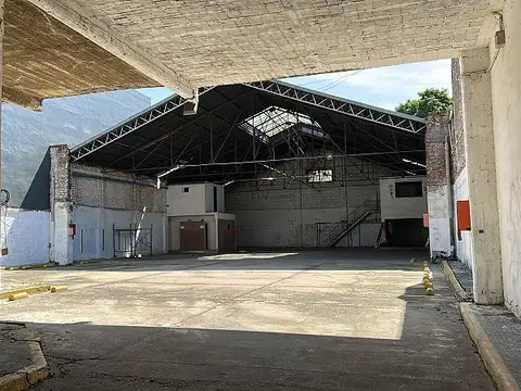 Local en alquiler sobre Avenida a metros de la estación San Isidro
