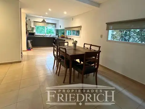 Casa en Venta con 4 cocheras