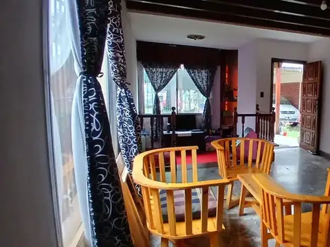 VENTA CASA TRES AMBIENTES CON TERRENO Y COCHERA