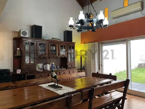 VENTA DE CASA 4 AMBIENTES 3 BAÑOS, VILLA SARMIENTO, FRENTE AL COLEGIO WARD